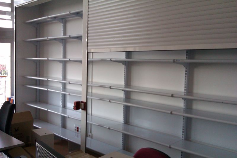 estanterias metalicas dentro de armario 